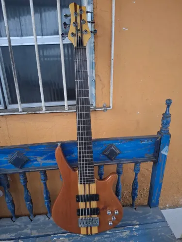 Baixo 6 cordas marca Heavens Guitar Made in Brasil