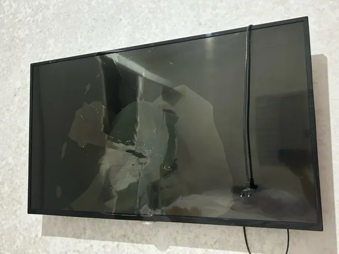 Vende-se TV quebrada