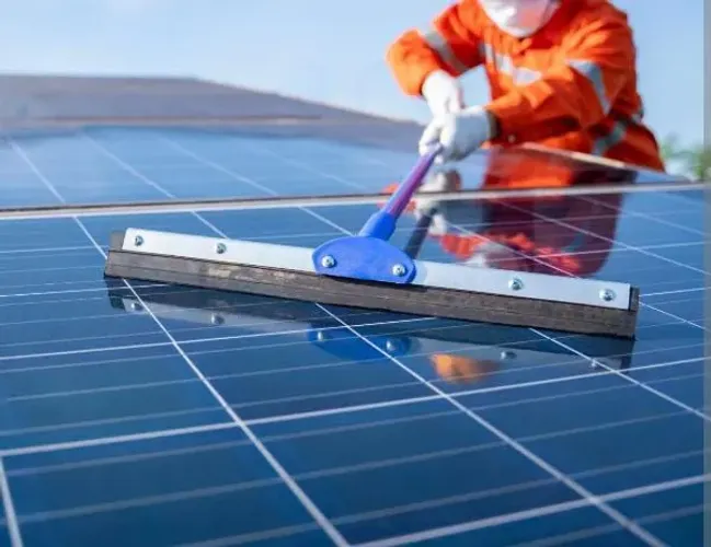 Limpeza e manutenção em placas solar
