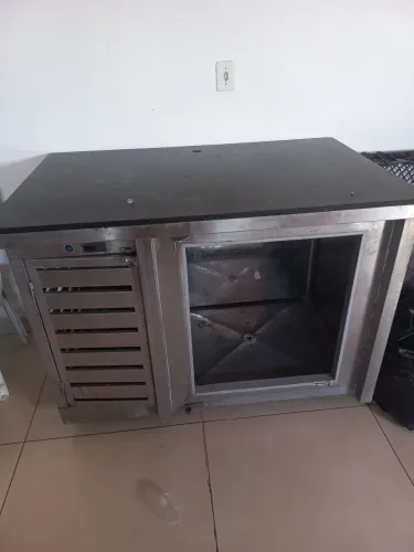 Bancada inox com pedra e geladeira
