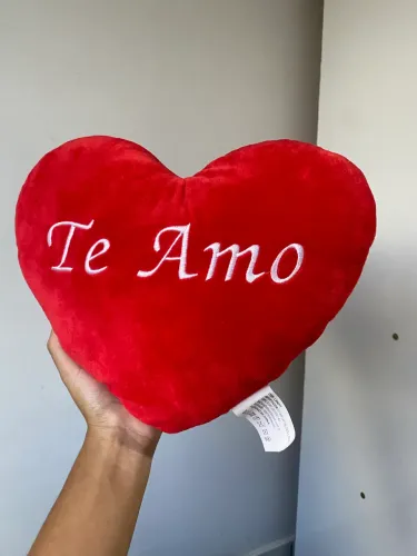 Pelúcia de coração vermelho Te amo