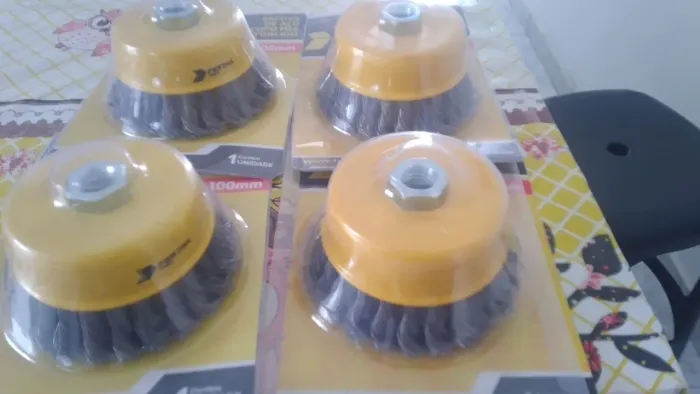 Escova de aço copo M14 torcido, 30 reais 