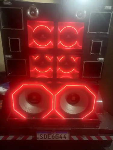 Venda-se Carretinha em dias 4 baterias 100 hprs com rack movel com mesa 20 mtrs cabo rcaa