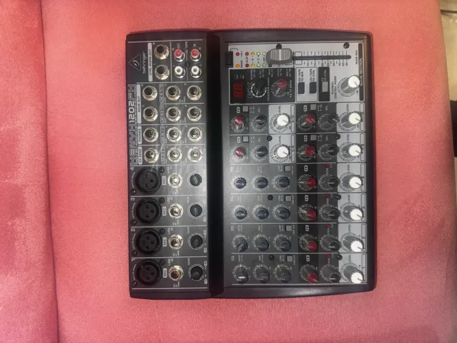 Mesa de som analógica Behringer Xenyx 1202FX 