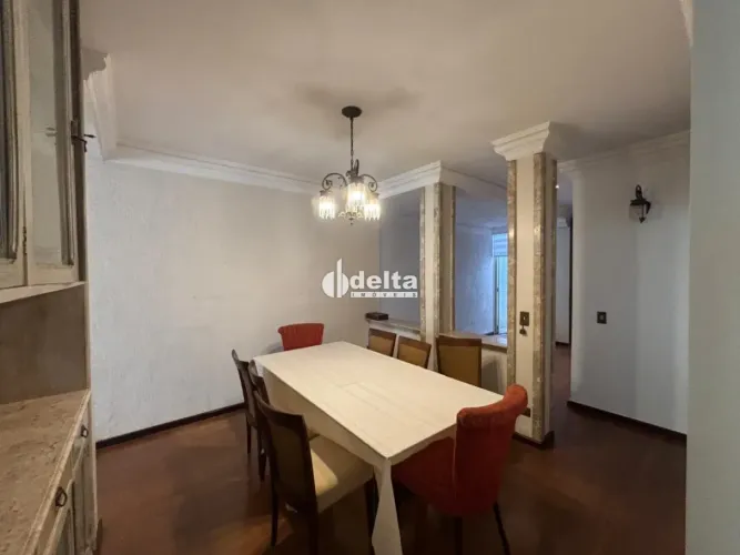 Casa residencial disponível para venda no bairro Centro em Uberlândia-MG