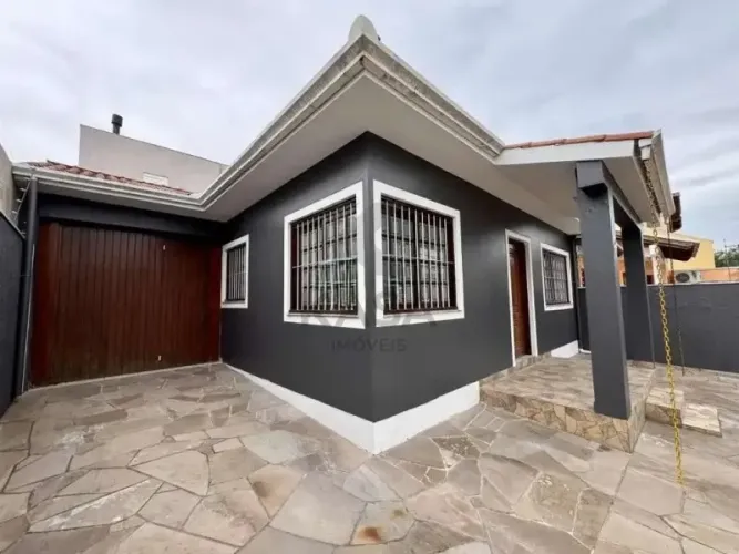 excelente casa de alvenaria com 110m², suíte, pátio amplo e 04 vagas de garagem...