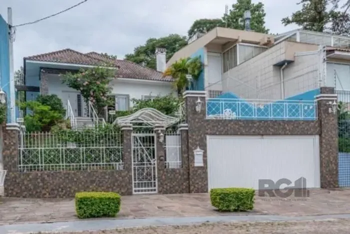 Casa em Porto Alegre, no bairro Vila Assunção, com 3 dormitório(s), e 3 banheiro