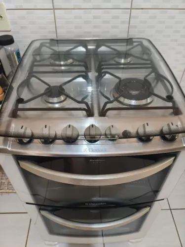 Um excelente Fogão 4 bocas, com 2 fornos. Marca Eletrolux