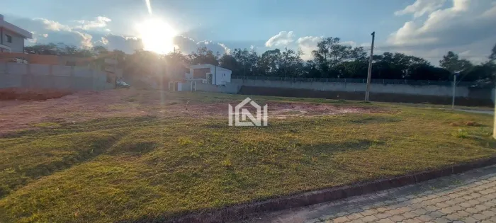 Terreno à venda no Condomínio Lago dos Pássaros.