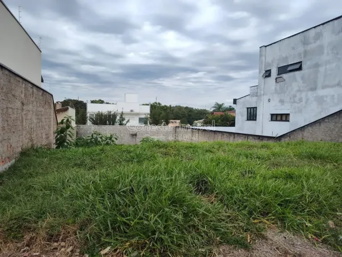 Terreno de 500m² no Estância das Flores com Projeto Aprovado, Vista Privilegiada e Localiz