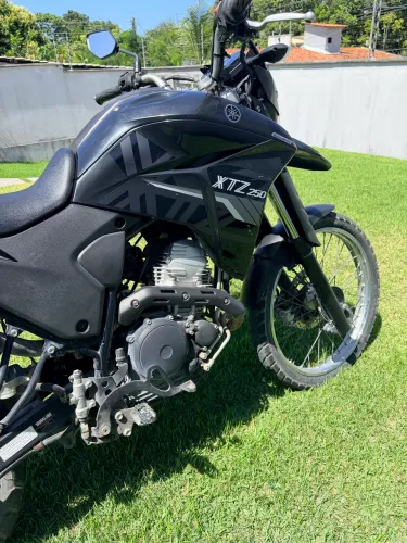 Vendo Lander 2022, Preta, 7.500 km