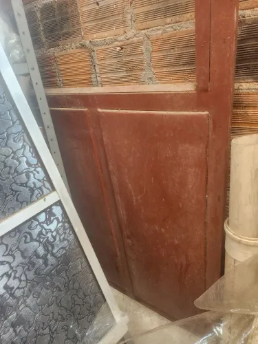 Porta de ferro nova faltando marco a parte do vidro.