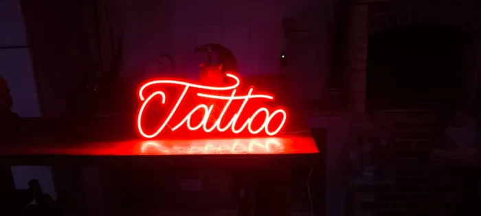 Letreiro neon para estúdio de tattoo