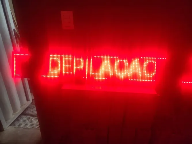 Placa Led com títulos para salão de beleza