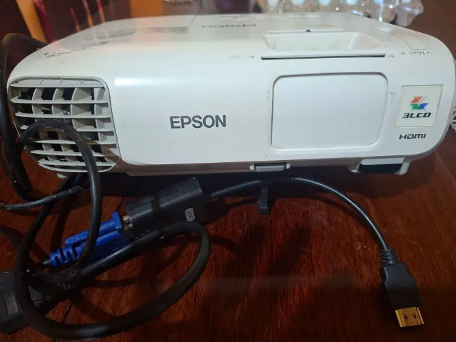 Projetor EPSON 3LCD HDMI. Vendo para ajudar na construção da igreja. 