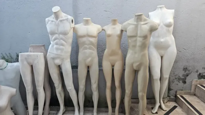 05 manequins corpo inteiro (usados) no valor de R$ 90,00 cada ou R$ 350,00 os cinco .