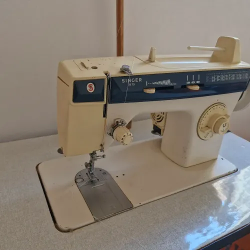 Máquina de costura da marca Singer...usada. Excelente estado.
