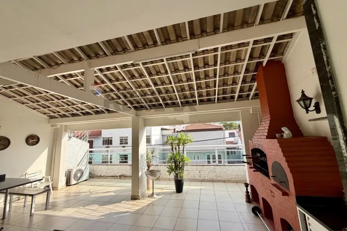 Casa Encantadora na Tijuca: 5 Quartos, Terraço e Mais