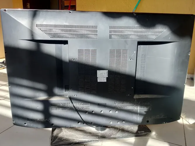 Vendo televisão de 42 polegadas para consertar ou retirada de peças