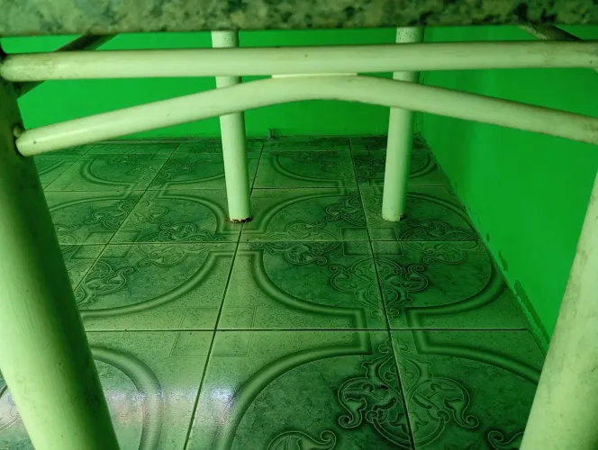 Mesa de tubolar com tampa de mármore