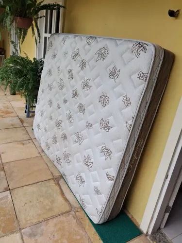 UM COLCHÃO QUEEM