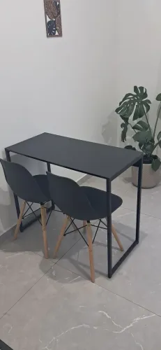 Mesa moderna com 2 cadeiras