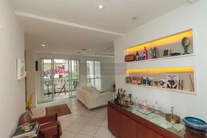 Apartamento de Alto Padrão à venda no Humaitá, 2 qts, reformado com Varanda Gourmet