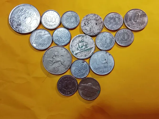 Vendo moedas antigas, colecionadores coloquem preço