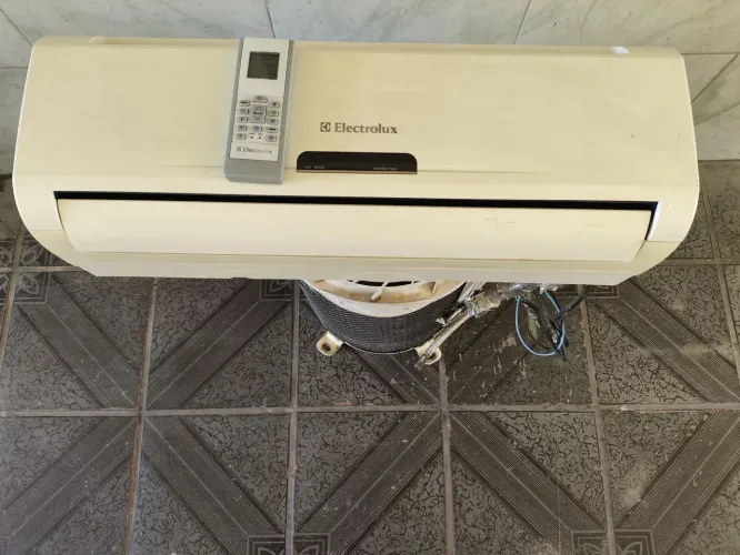 Ar condicionado 9000btus com instalação de fácil acesso inclusa.