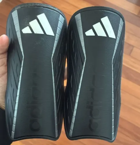 Caneleira Adidas Tiro Soft