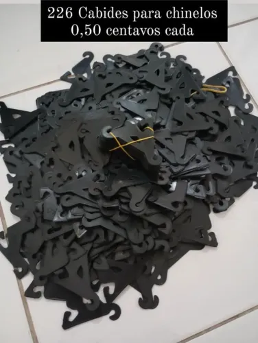 Vendo 226 cabides para chinelos