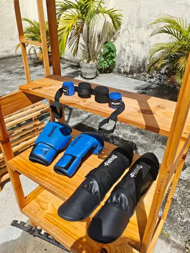 Kit Muay Thai Fheras (Luva 12oz + Caneleira G + Bandagens) - Seminovo