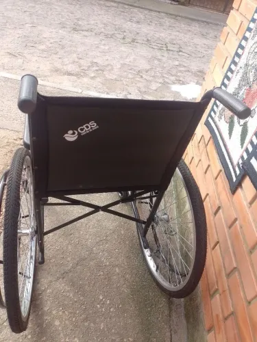 Cadeira de rodas em excelente estado.