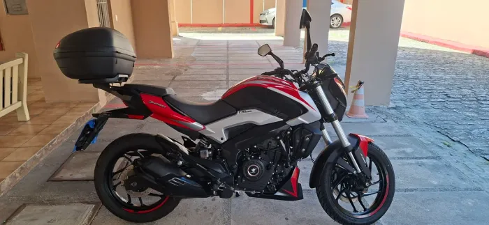 Moto Bajaj Dominar 250 vermelha