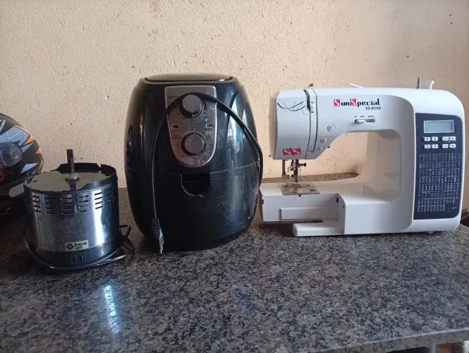 Máquina de costura, airfryer e um motor de suco de laranja.