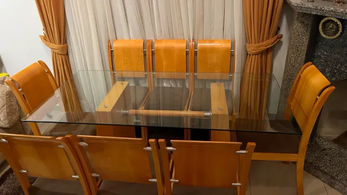 Lindo jogo de sala de jantar, com balcão