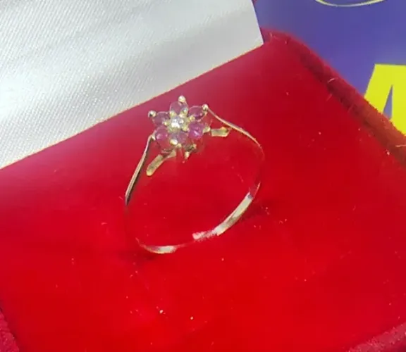 Anel Diamantes e Rubi Cabeça 5 mm Ouro 18 Kilates Peso 1.20 Gramas                        