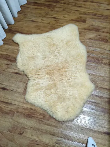Tapete pele ovelha, kit um natural e 1 rosa