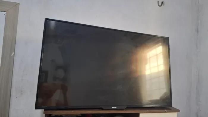 Vendo uma televisão 49 polegadas nova quebrada o spray . Obs: não está queimada, quebrou.