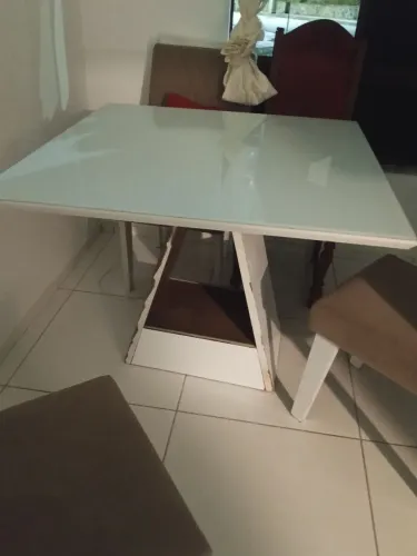 Mesa em MDF tampo de vidro 