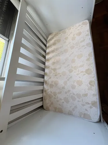 Berço com colchão vira cama
