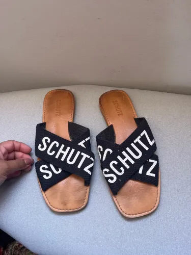 Rasteira Schütz tamanho 37