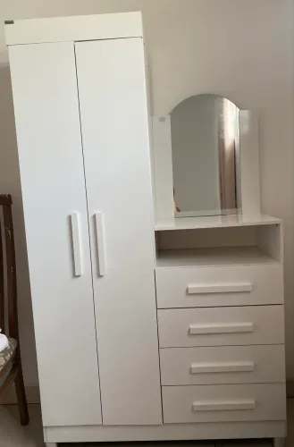 Cômoda Multiuso 2 Portas 4 Gavetas e Espelho
