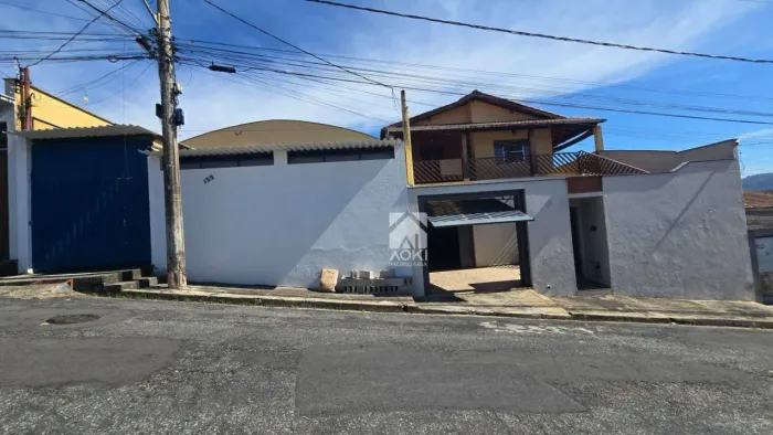 Imóvel a venda na cidade de Amparo com dois salões e uma casa.