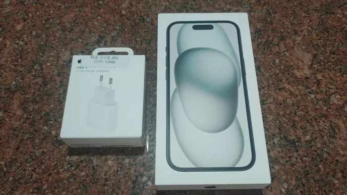 iPhone 15 com fonte
