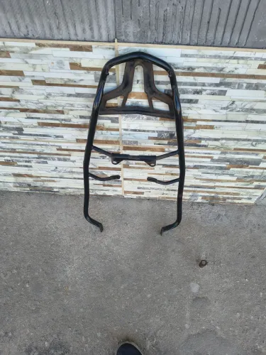 Descanso traseiro e suporte para bau