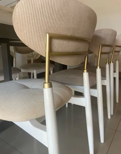 Mesa com tampo de mármore