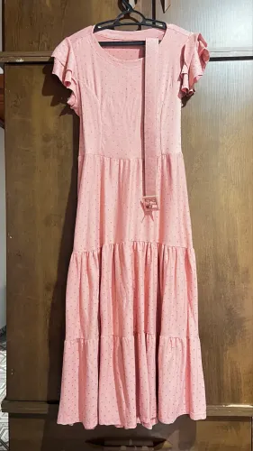 vestido rosa com detalhes em brilho
