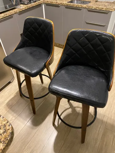 Banquetas em madeira e couro