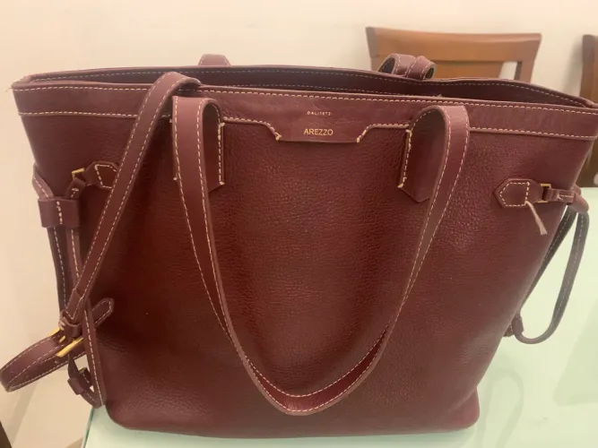 Bolsa Arezzo nunca usada. 330$